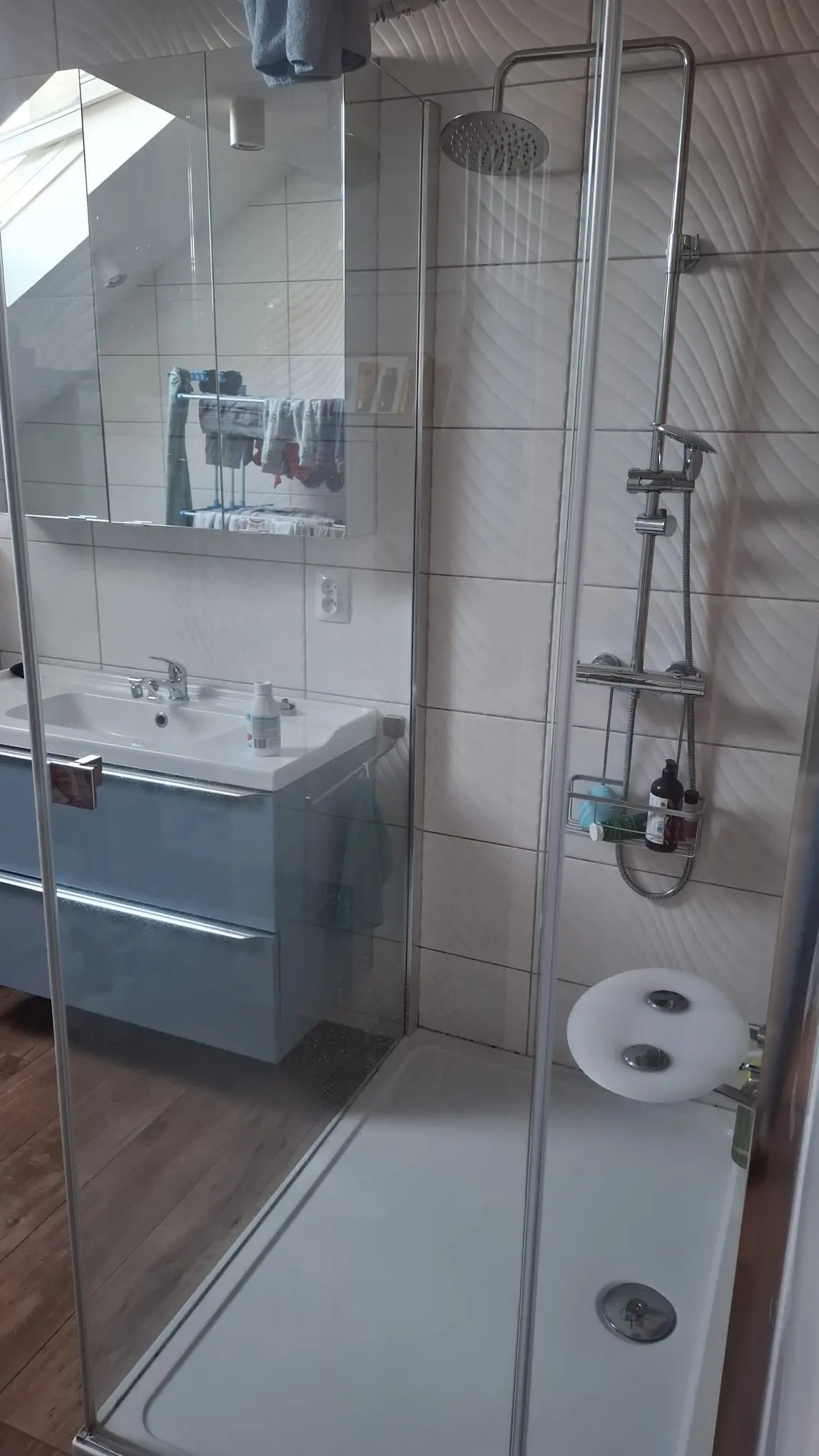 Kabina prysznicowa i łazienka przed i po sprzątaniu