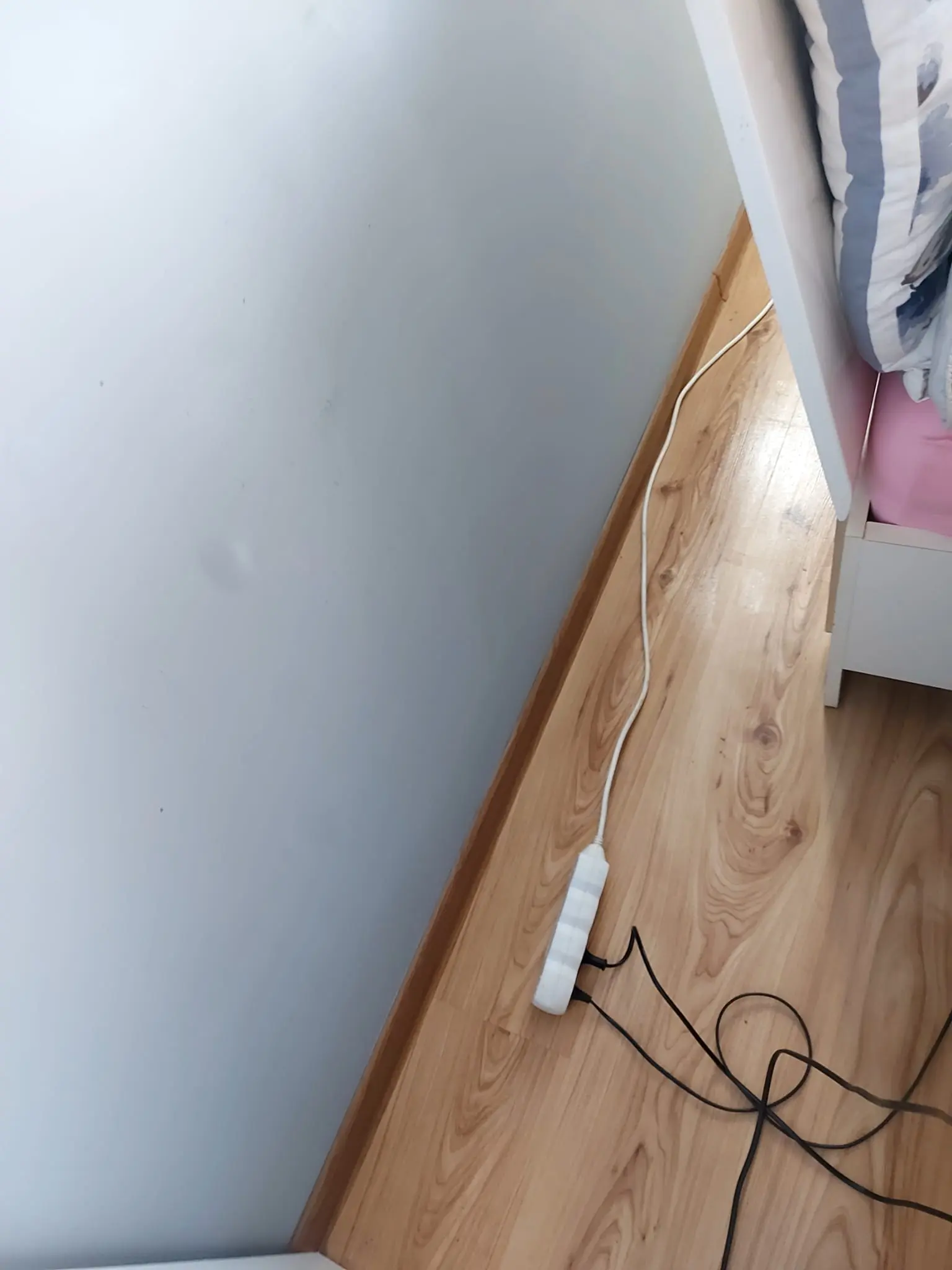Podłoga przy ścianie przed i po odkurzeniu i umyciu