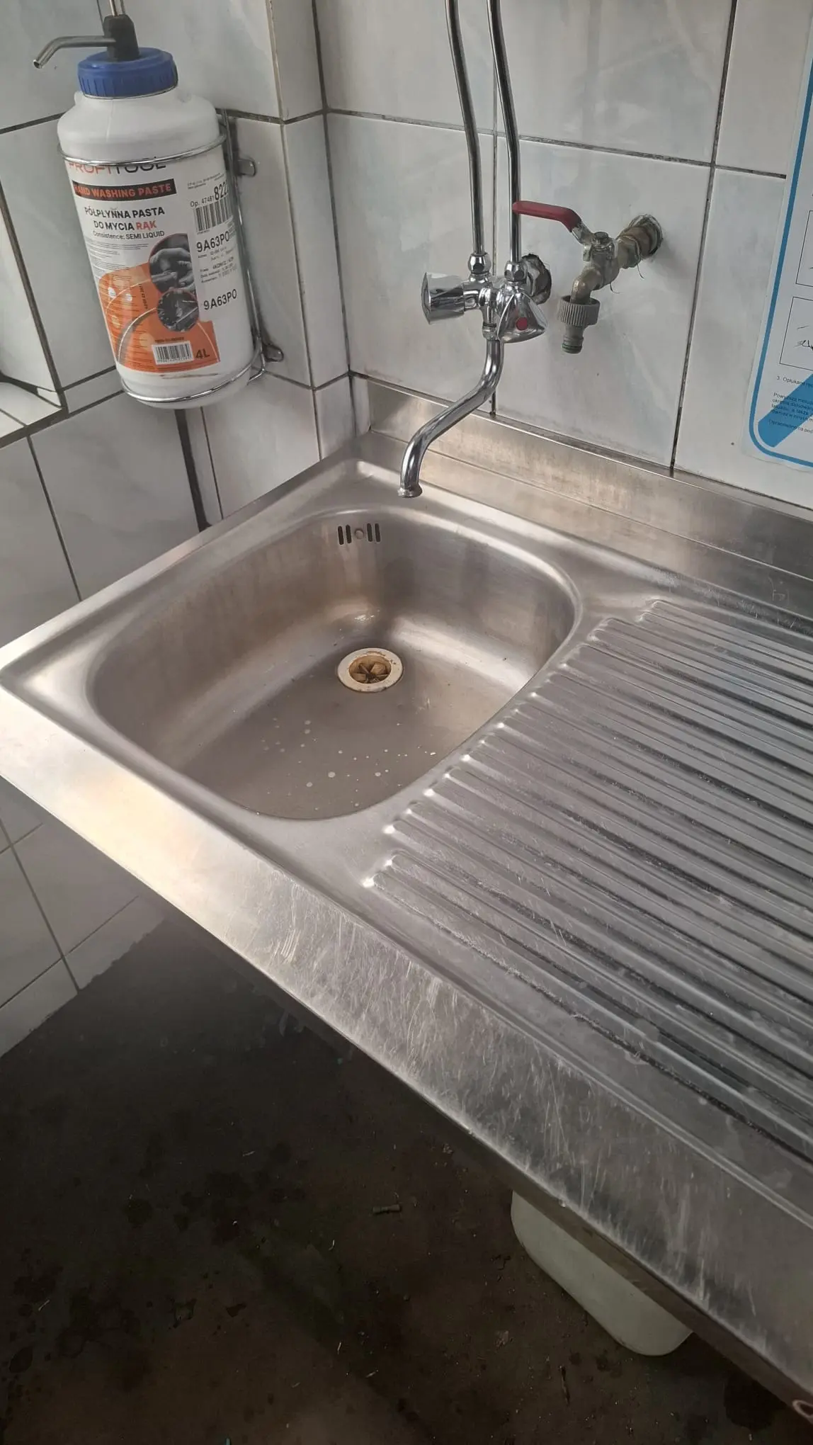 Zlew ze stali nierdzewnej przed i po doczyszczeniu
